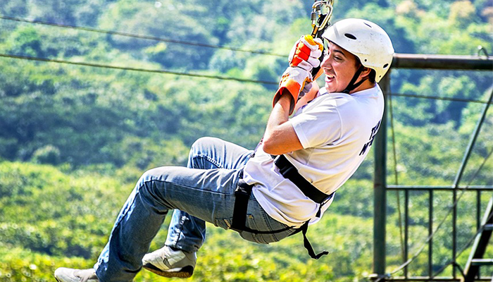 Infraestructuras de ocio activo con tirolinas